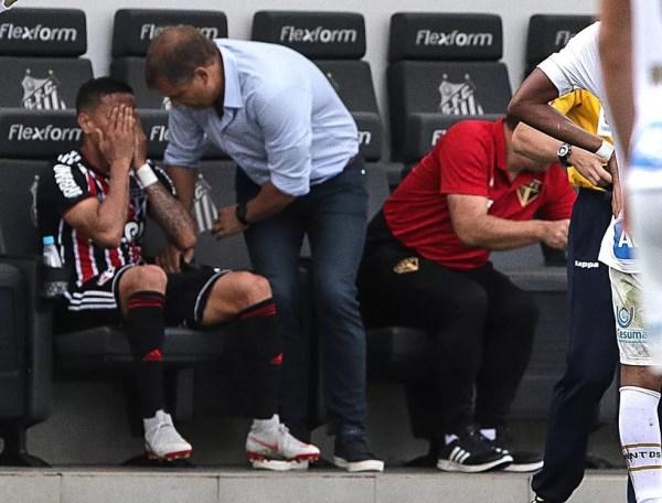 Everton lamenta lesão no banco do São Paulo e é consolado por Aguirre na Vila Belmiro — Foto: Rubens Chiri / saopaulofc.net