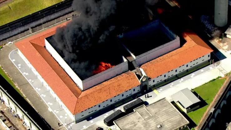 Cadeião de Pinheiros pega fogo (Foto: Reprodução/TV Globo)