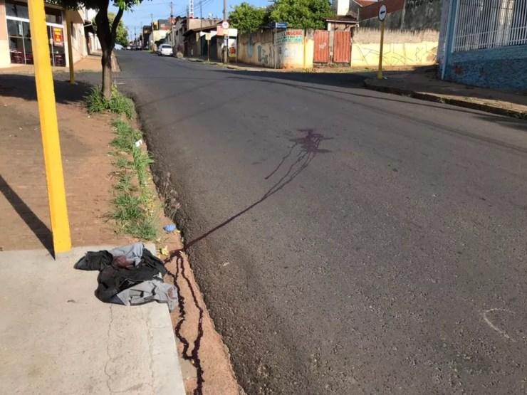 Confusão aconteceu na Rua Alto Acre, nesta manhã ainda era possível ver as marcas de sangue (Foto: Giuliano Tamura / TV TEM )