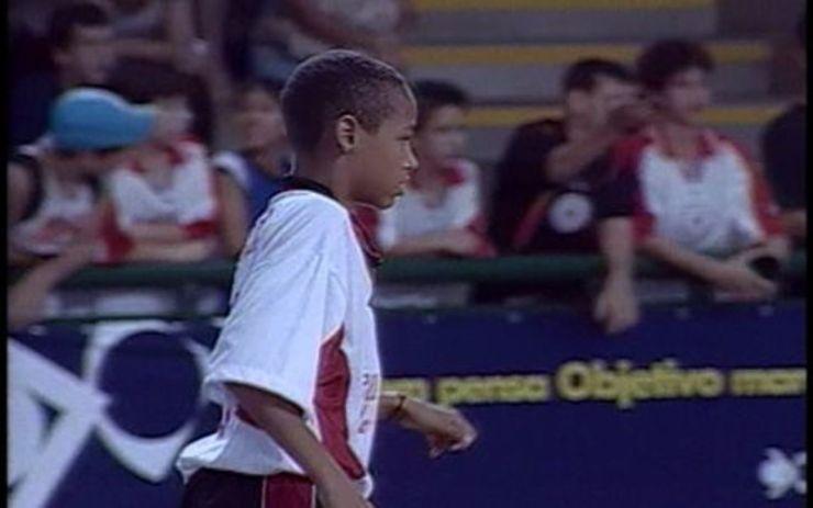 Neymar já mostrava habilidade aos 13 anos, quando jogava futsal
