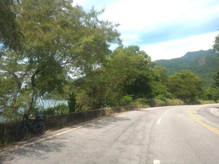 Hector registra sua bicicleta na estrada Rio-Santos — Foto: Arquivo pessoal
