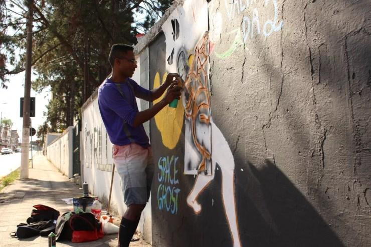 Valtinho da 2 faz grafite em muro de escola em Sorocaba (SP) (Foto: Kauanne Piedra/G1)