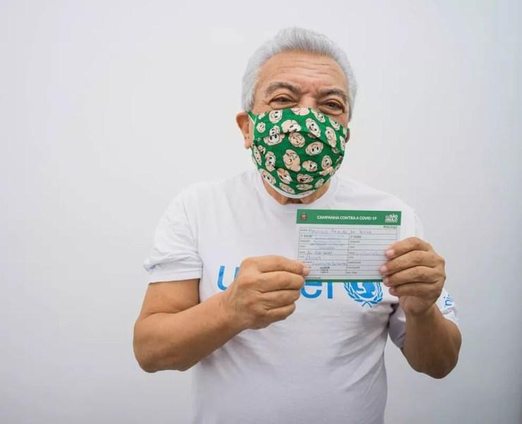 Maurício de Sousa exibe o cartão de vacinação contra a Covid-19 em São Paulo, na ocasião da primeira dose.  — Foto: Divulgação