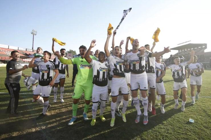 Jogadores do Botafogo comemoram título após vitória sobre o Brasil de Pelotas — Foto: Vitor Silva/Botafogo