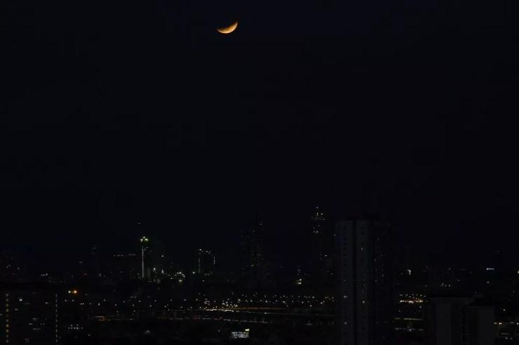 A lua é vista durante o eclipse lunar em Manila, nas Filipinas — Foto: Ted ALJIBE / AFP