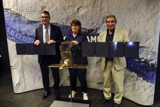 Pesquisadores italianos mostram réplicas dos radares Cosm-SkyMed nesta quarta-feira (25) antes de coletiva de imprensa; eles analisaram sinais de radares e detectaram a presença de água líquida em Marte (Foto: Gregorio Borgia/AP Photo)