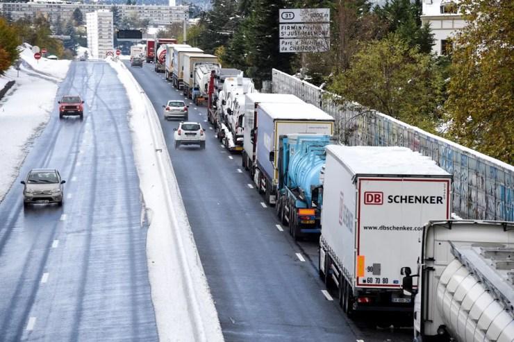Caminhões ficam bloqueados nesta terça-feira (30) em Firminy, no departamento francês de Loire  — Foto: Jean-Philippe Ksiazek / AFP