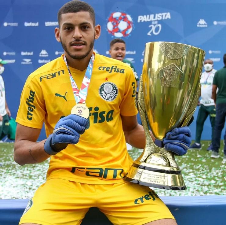 Kaique, goleiro do Palmeiras, posa com o troféu do Paulistão sub-20 — Foto: Fabio Menotti/Ag. Palmeiras