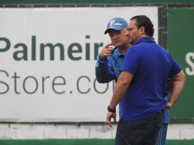 Felipão e Alexandre Mattos conversam durante treino do Palmeiras nesta sexta — Foto: Tossiro Neto