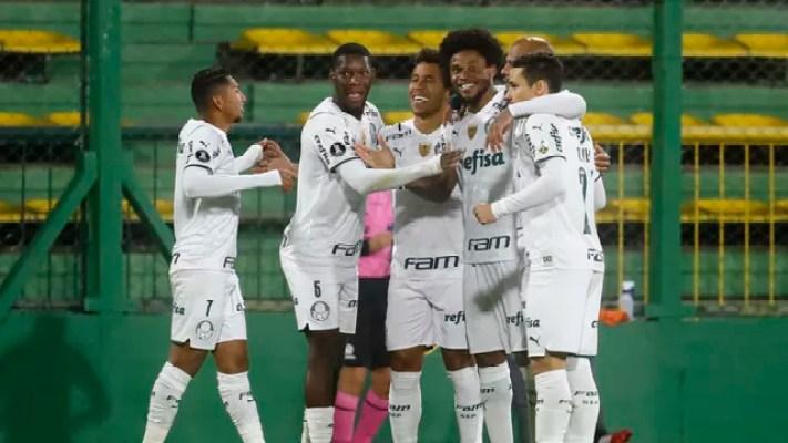 Jogadores do Palmeiras comemoram gol contra o Defensa y Justicia
