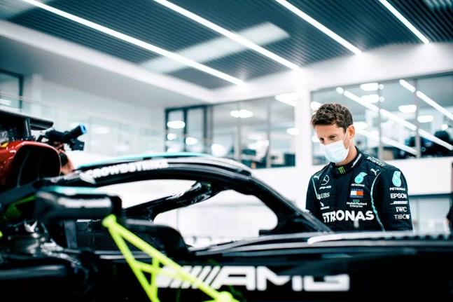 Romain Grosjean na fábrica da Mercedes — Foto: Reprodução