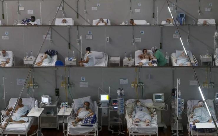 Foto mostra UTI em hospital de campanha para pacientes com Covid-19 em Santo André, no ABC paulista, no dia 26 de março. — Foto: Miguel Schincariol/AFP