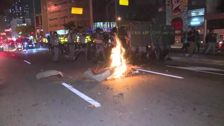 Barricada feita no meio da rua durante protesto na região central de São Paulo, SP — Foto: Reprodução/TV Globo