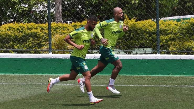Jorge e Felipe Melo durante treino do Palmeiras na Academia de Futebol — Foto: Cesar Greco