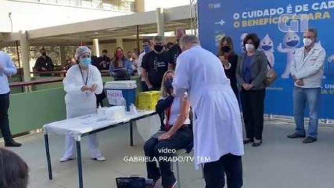 Ministro da Saúde aplica vacina contra Covid em moradora de Botucatu