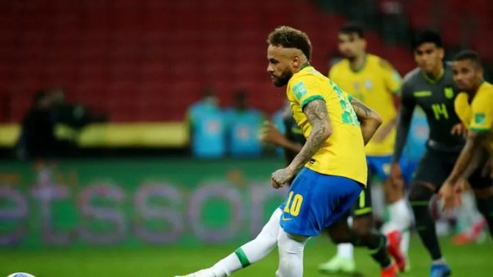 Neymar cobrou mal o primeiro pênalti, mas teve a chance de cobrar de novo após Domínguez se adiantar e fez o segundo gol do Brasil