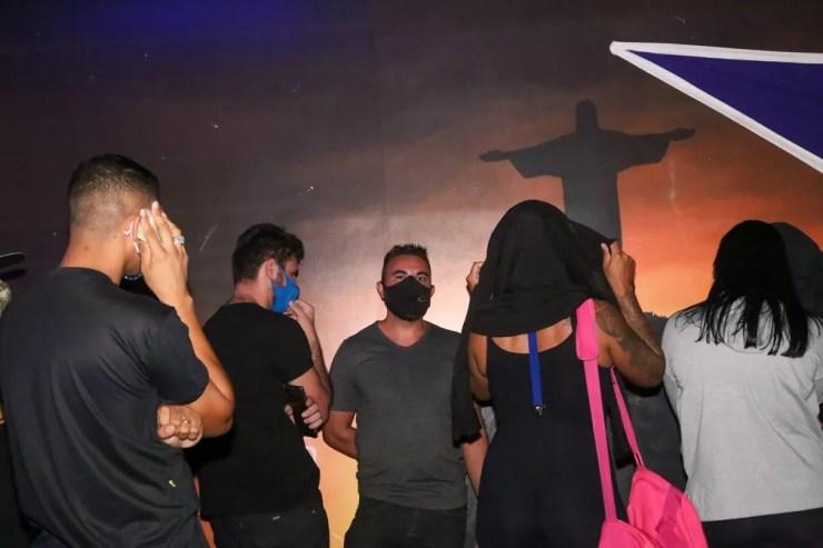 Jovens foram flagrados em festa clandestina na região de Interlagos, na Zona Sul de São Paulo, na madrugada deste domingo (21) — Foto: Divulgação