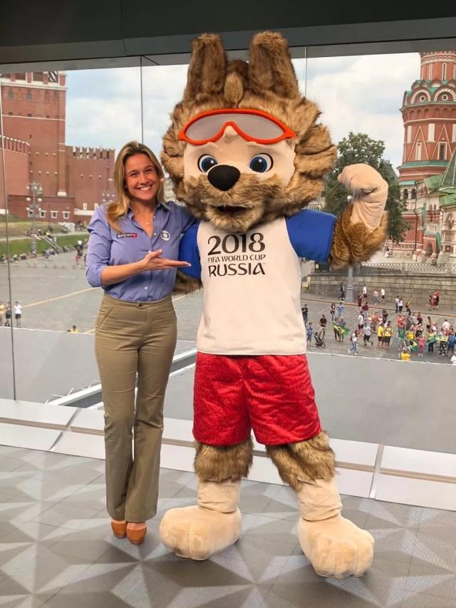 Fernanda Gentil com o mascote da Copa da Rússia (Foto: Acervo Pessoal)