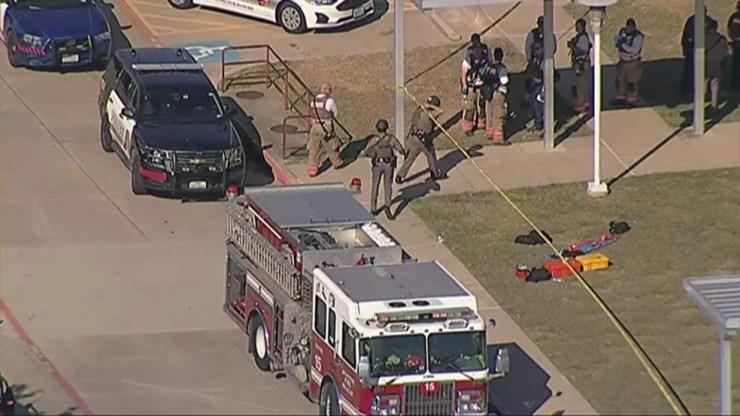 Policiais em frente a colégio americano após tiroteio no Texas — Foto: Reprodução/NBC