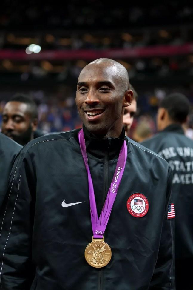Kobe Bryant com o ouro nos Jogos Olímpicos de Londres 2012 — Foto: Getty Images