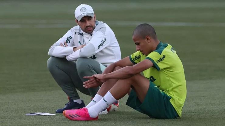 Abel Ferreira conversa com Giovani na Academia do Palmeiras — Foto: Cesar Greco / Ag. Palmeiras