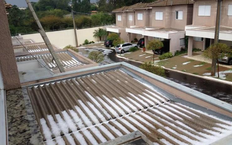 Granizo cobre telhados no bairro Esplanada Primo Meneghetti em Franca, SP (Foto: Maria Rodrigues/Arquivo pessoal)