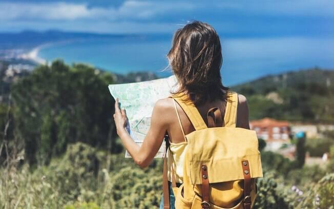 Mulher com um mapa na mão viajando