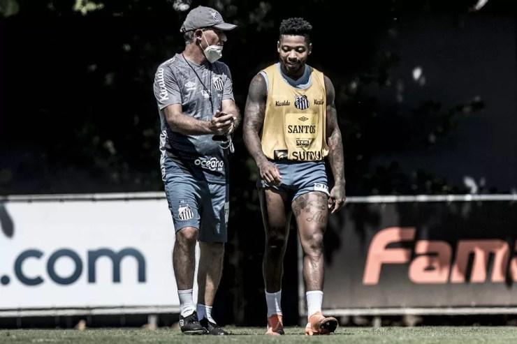 Ariel Holan e Marinho em treino do Santos neste sábado — Foto: Ivan Storti/Santos FC