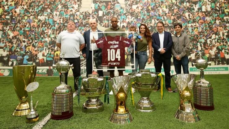 Jailson, a família e a diretoria do Palmeiras — Foto: Fabio Menotti/Palmeiras