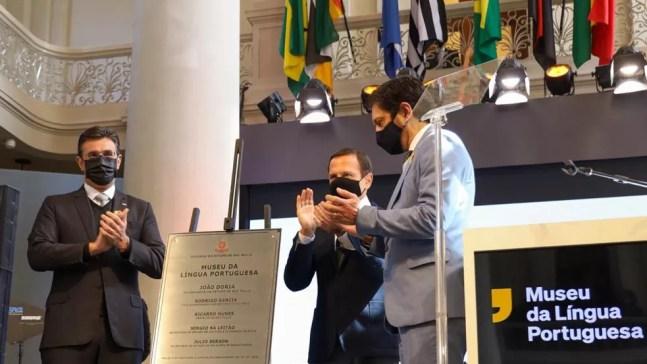 O prefeito Ricardo Nunes (MDB), o governador João Doria (PSDB) e o vice-governador Rodrigo Garcia (PSDB) reinauguram oficialmente o Museu da Língua Portuguesa neste sábado (31) — Foto: Governo do Estado/Divulgação