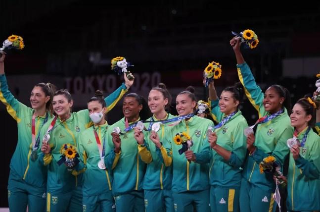 Jogadoras do vôlei do Brasil no pódio com a medalha de prata  — Foto: REUTERS/Pilar Olivares