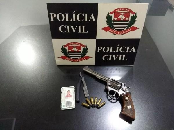 Polícia encontrou arma na casa do suspeito, em Aspásia (SP) (Foto: Polícia Civil/Divulgação)