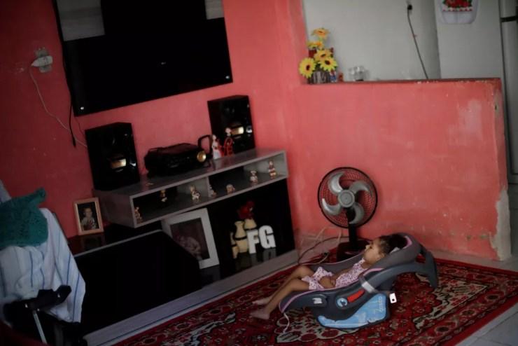 Maria Giovanna "Gigi" da Silva, que tem dois anos e nasceu com microcefalia, sentada na casa em que mora, no Recife — Foto: Ueslei Marcelino/Reuters