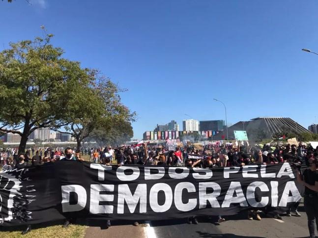 Manifestantes fazem ato contra Bolsonaro, a  favor da democracia e contra o racismo, na Esplanada, em Brasília, neste domingo (7) — Foto: Afonso Ferreira/G1