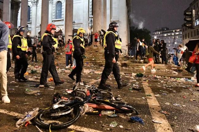 49 Torcedores foram presos e 19 policiais ficaram feridos em Londres após a final da Euro — Foto: AFP