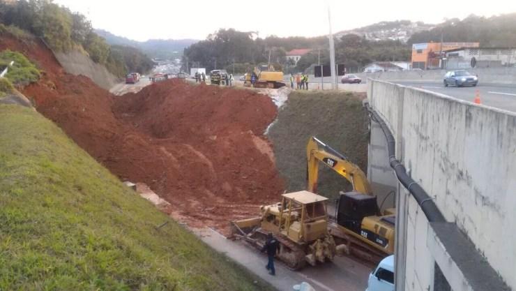 Trabalho de retirada de terra em São Roque dura mais de 12h (Foto: Witter Veloso/TV TEM)