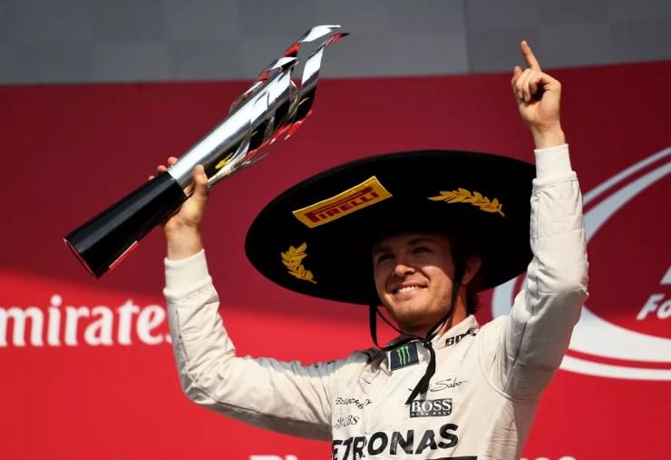 Nico Rosberg comemora a vitória no GP do México de 2015, a primeira após o retorno da corrida à F1 — Foto: Lars Baron/Getty Images