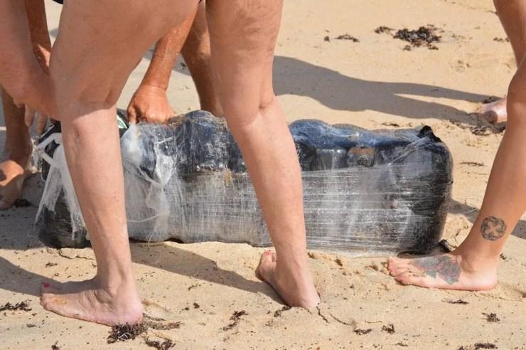 Banhistas tentam levar pacotes de maconha em praia na Flórida — Foto: Divulgação/ Flager County Sheriff