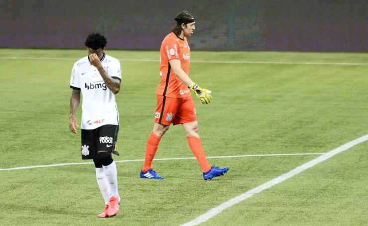Cássio e Gil lamentam gol sofrido em Palmeiras x Corinthians — Foto: Marcos Ribolli