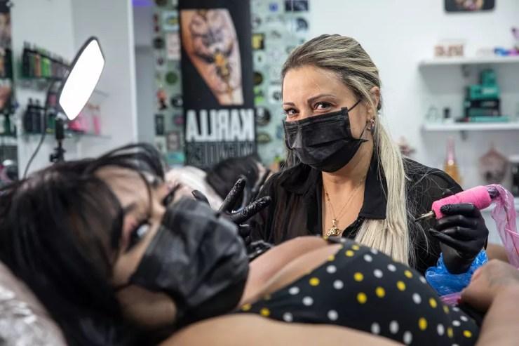 A tatuadora Karlla Mendes, idealizadora do projeto 'We Are Diamonds', e Joseane, vítima de um atropelamento por trem, que foi atendida pelo projeto — Foto: Fábio Tito/g1