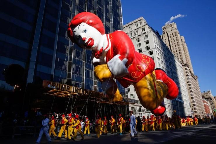 Boneco do Ronald McDonald é exibido no desfile do Dia de ação de Graças em Nova York — Foto: Eduardo Munoz Alvarez/AP Photo