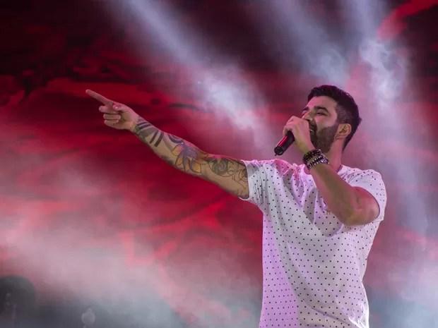 Gusttavo Lima canta para fãs em noite de arena lotada em Barretos (Foto: Mateus Rigola/G1)