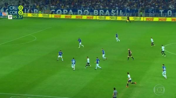 Clayson cercado por cinco marcadores em Cruzeiro x Corinthians — Foto: Reprodução