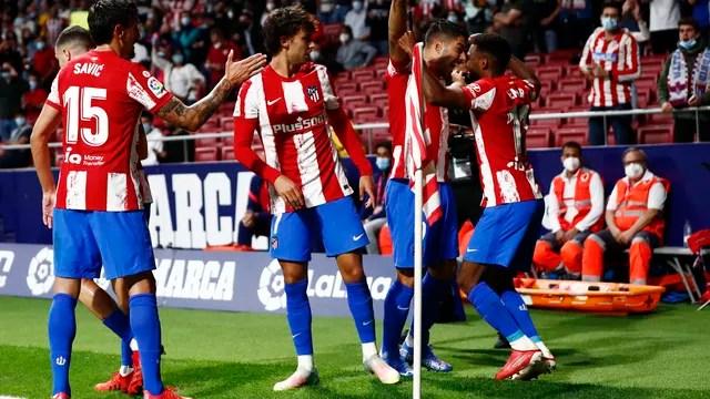 Jogadores do Atlético de Madrid comemoram o gol de Lemar contra o Barcelona
