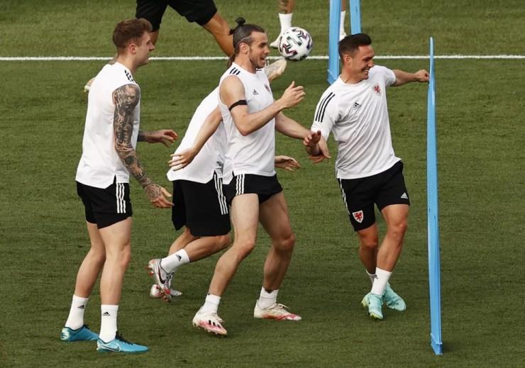 Bale durante treino de País de Gales antes de enfrentar a Itália — Foto: REUTERS/Ryan Pierse