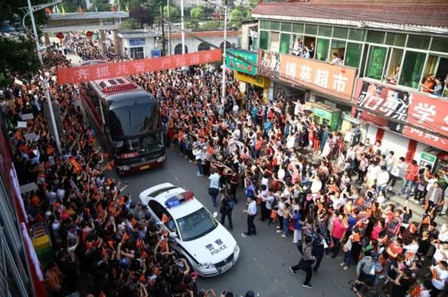 Polícia organiza saída de estudantes das escolas para prestarem vestibular em Liu'an, na China, na última segunda (6)  — Foto: Reuters