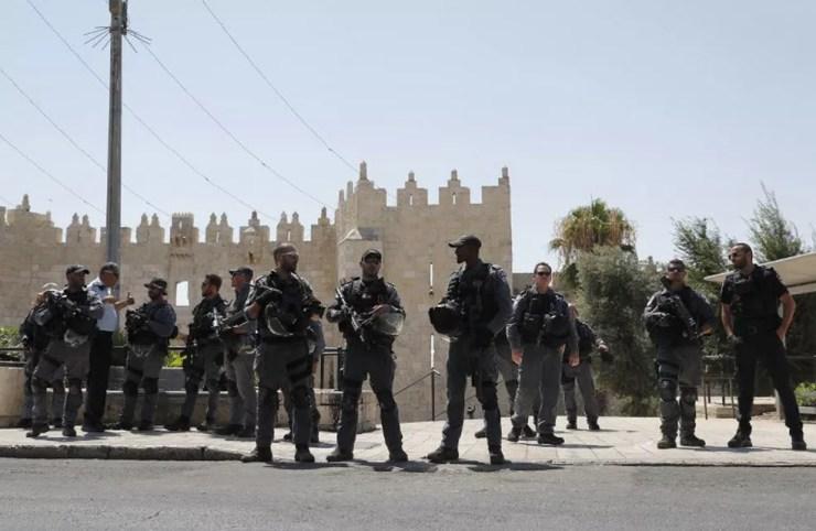 Força de segurança de Israel reforçam a segurança na cidade velha de Jerusalém após tiroteio nesta sexta-feira (14)  (Foto: Thomas Coex / AFP)
