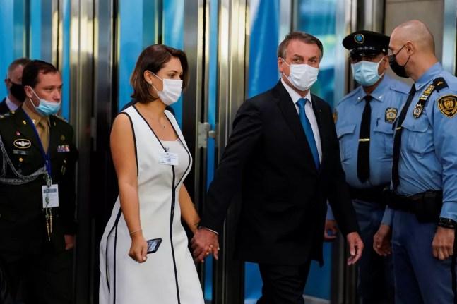 Bolsonaro e a primeira-dama Michelle chegam à sede da ONU em Nova York para a Assembleia Geral — Foto: Reuters/John Minchillo