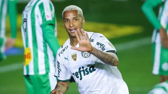 Deyverson comemora gol do Palmeiras contra o Juventude