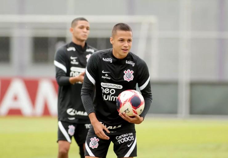Dá para reconhecer? O carequinha Matheus Araújo também participou do treino no Corinthians — Foto: Rodrigo Coca/Ag.Corinthians